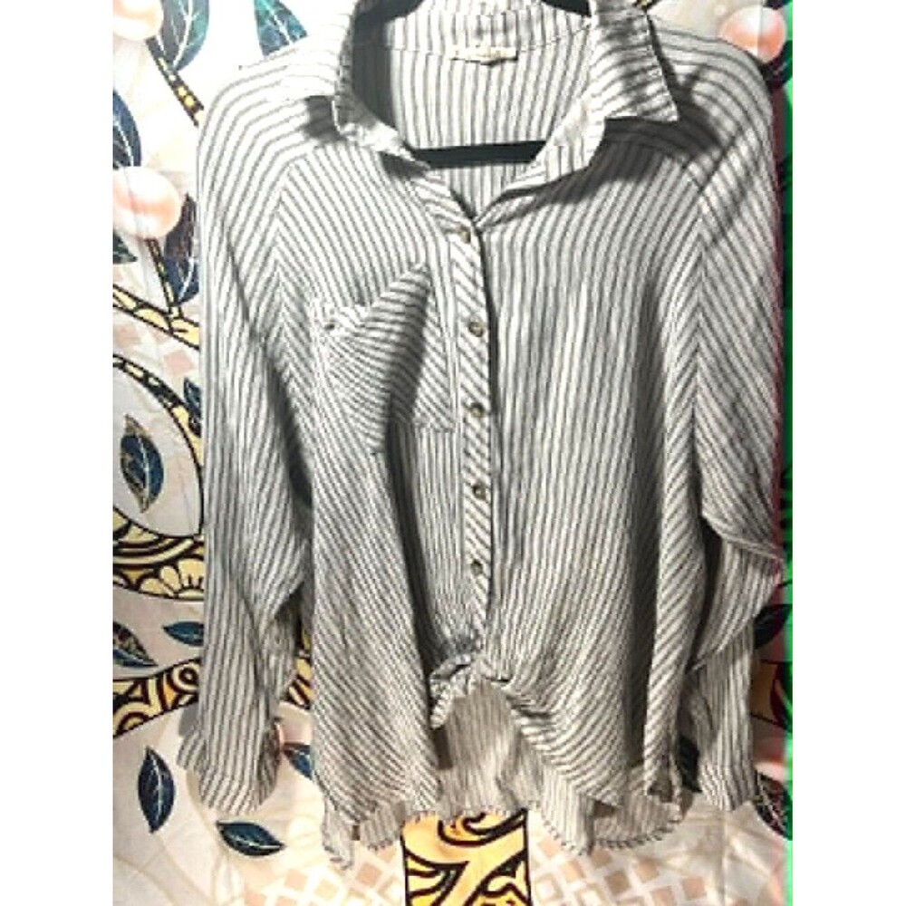 KyeMi Gray & White Vertical Stripe Button‑Down Shirt – Size M